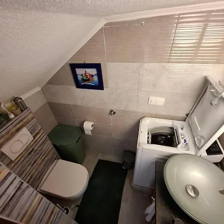 Holiday home Mala Kuca Od Soli Pokraj Mora 4 Osobe Jezera
